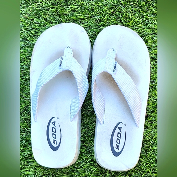 White Soda Flip flops size 6.5 - Picture 3 of 4